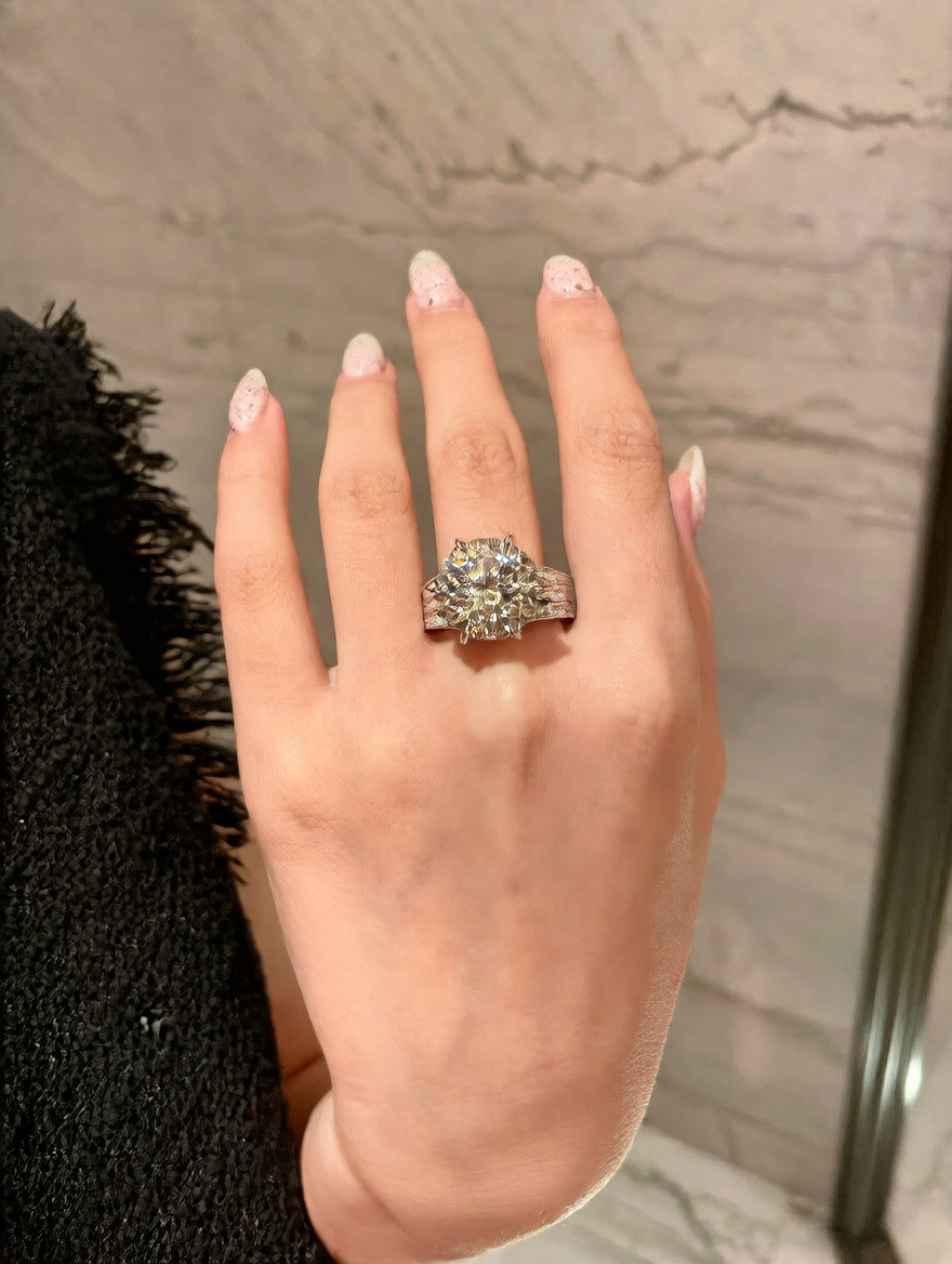 Luxurious artificial diamond ring