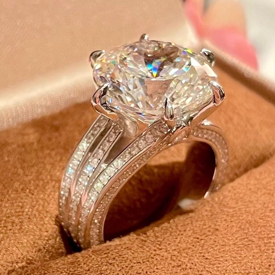 Luxurious artificial diamond ring