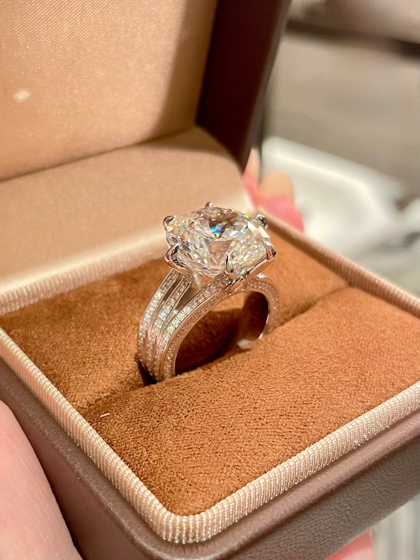 Luxurious artificial diamond ring