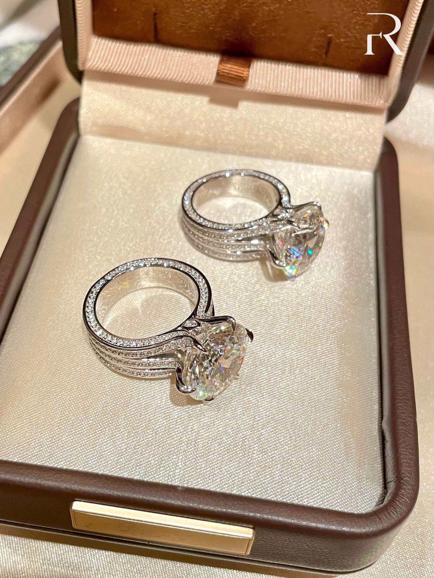 Luxurious artificial diamond ring