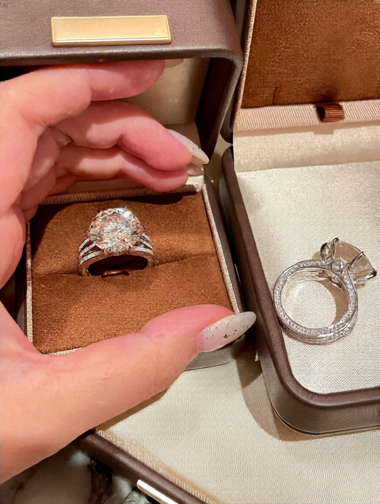 Luxurious artificial diamond ring